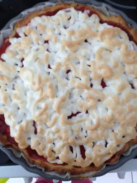 Tarte à la rhubarbe et aux fraises meringuée