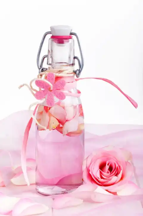 Liqueur de roses maison