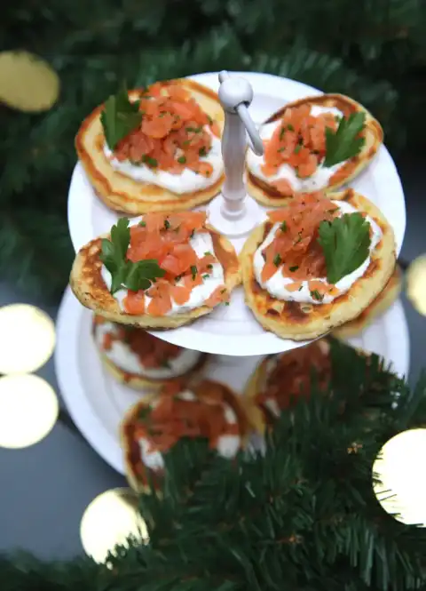 Tartare de saumon fumé sur blinis tièdes