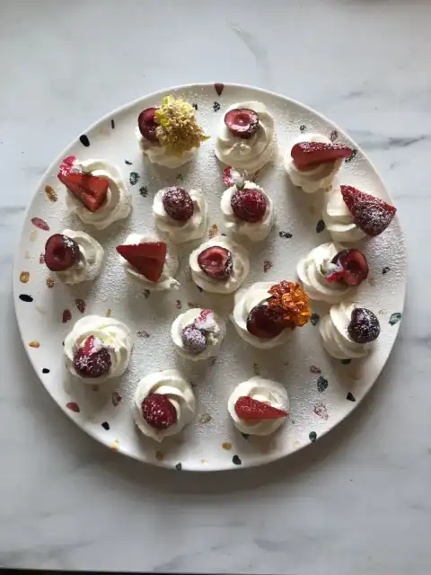 Mini pavlovas aux fruits rouges, chantilly à la menthe, et citron par Les Gros Gâteaux
