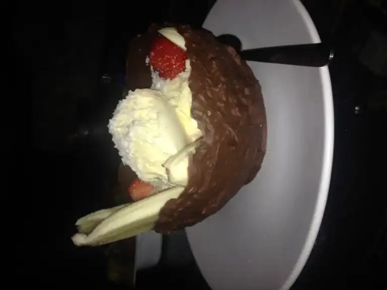 Mousse en chocolat servie dans sa coque (méthode du ballon de baudruche)