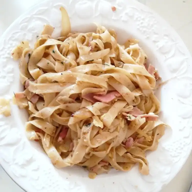 Pâtes au jambon et au curry à l'asiatique