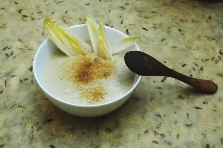Soupe d'endive soulignée de curry