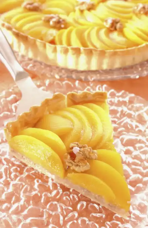Tarte aux pêches sur crème de noix