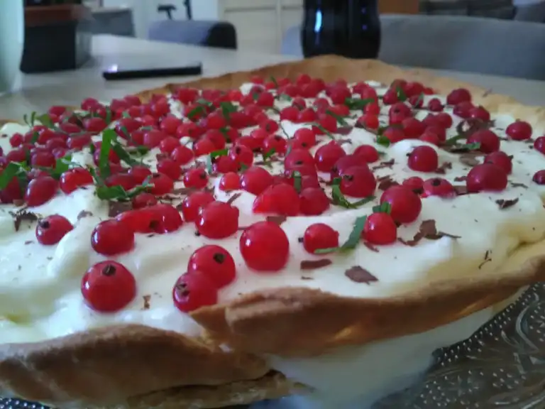 Tarte à la mousse au chocolat blanc et aux groseilles
