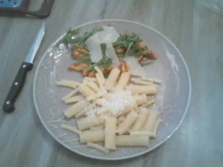 Escalope de dinde, pesto rosso, roquette et parmesan.
