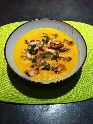 Velouté carottes-coco-coriandre au poulet