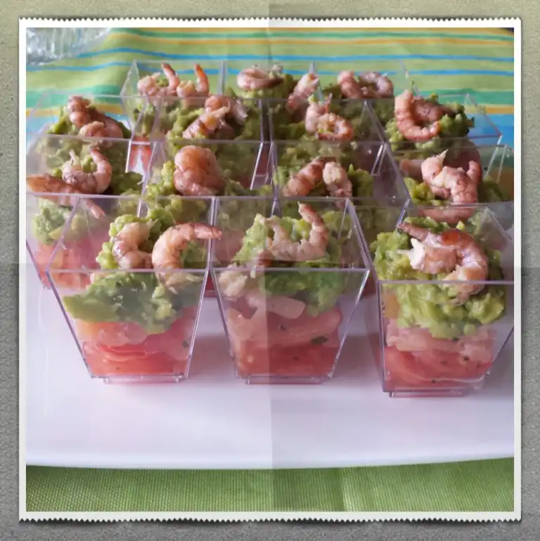 Verrines concassé de tomates et guacamole à la coriandre