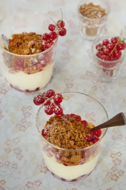 Crème de mascarpone aux groseilles façon crumble