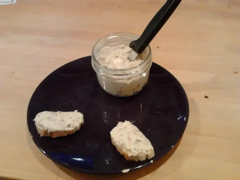 Canapés aux sardines et fromage frais