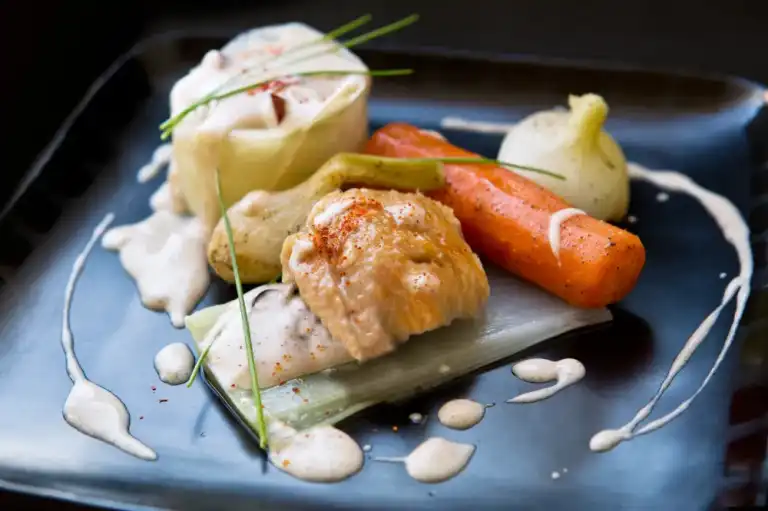 Poulet en médaillon au riz, noix de coco, amandes et dashi