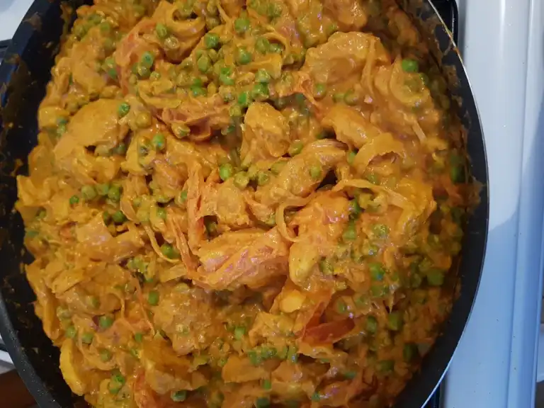 Poulet malaisien pimenté au lait de coco et petits pois