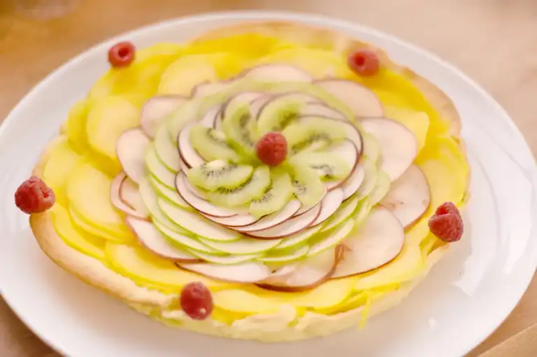 Tarte crème pâtissière et carpaccio de fruits