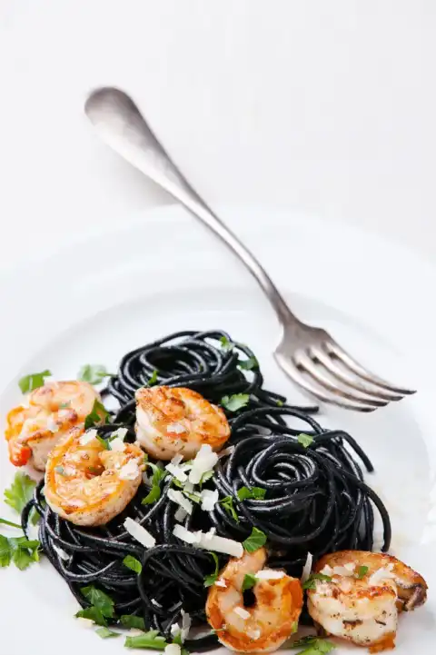 Tagliatelles à l'encre de seiche parfumées au gingembre et aux délices de la mer