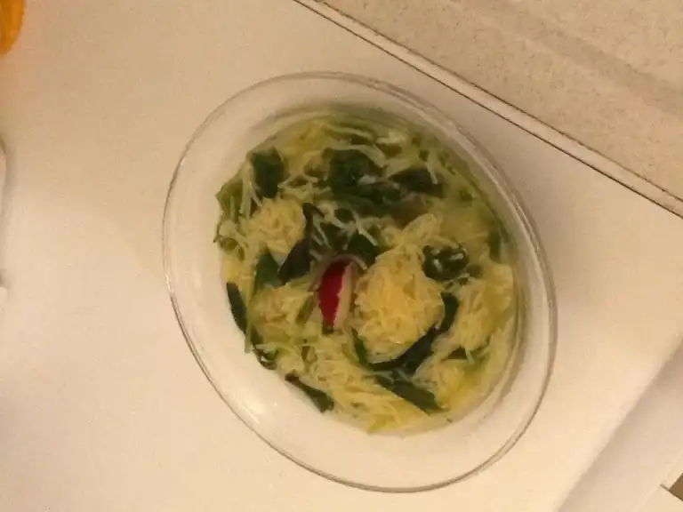 Soupe simple et délicieuse aux fanes de radis
