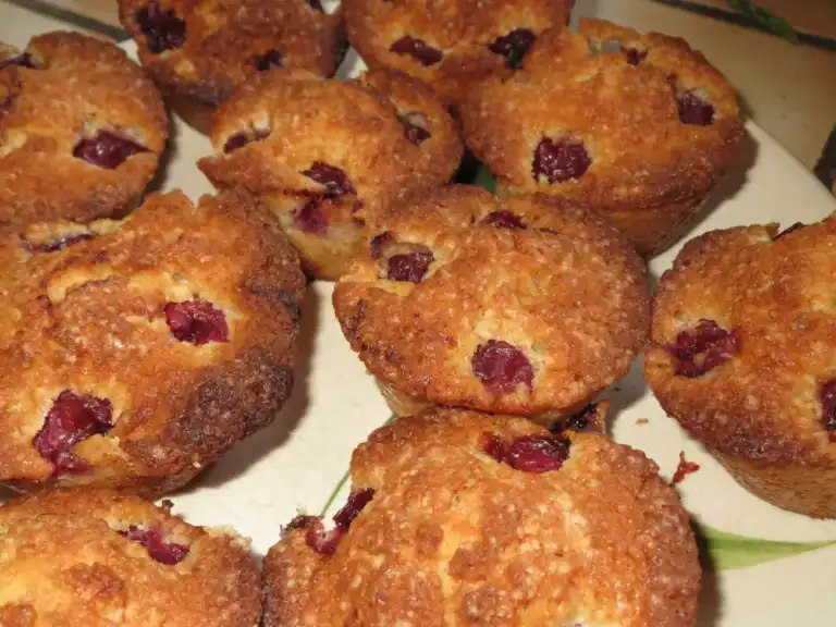 Gâteau fondant aux cerises avec une pincée de cannelle