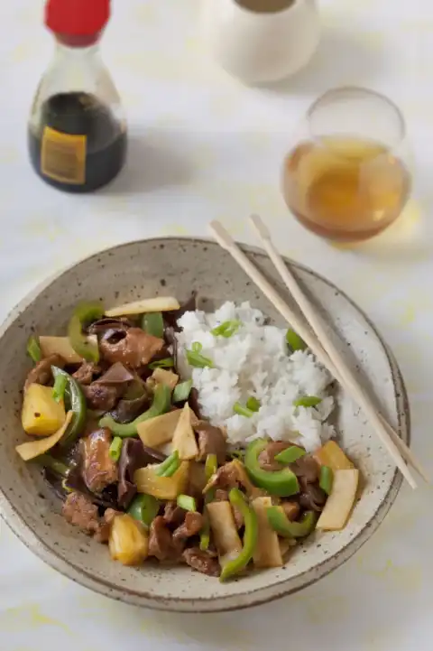 Porc aux pousses de bambous et champignons noirs (Chine)