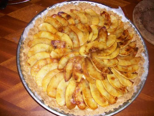 Tarte aux pommes caramel beurre salé et rhubarbe