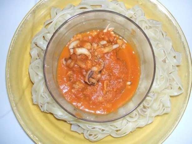 Tagliatelles aux fruits de mer et à la tomate