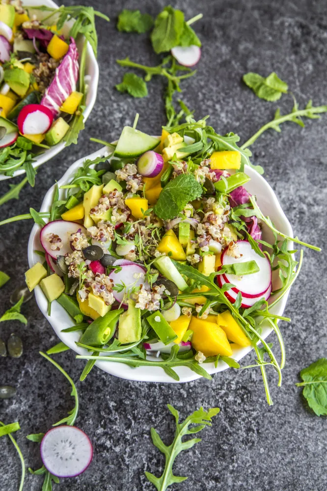 Salade de quinoa printanière, avocat, mangue et roquette