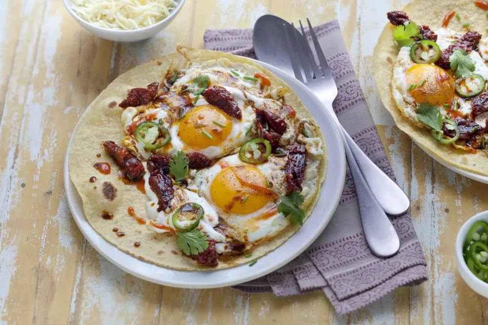 Tortillas aux œufs, tomates séchées et yaourt