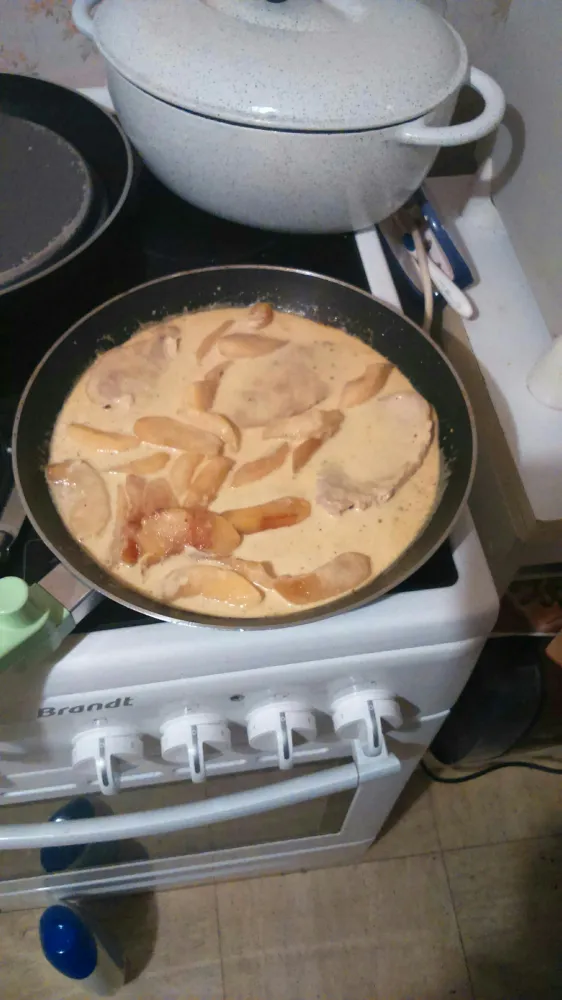 Côtes de porc au curry et aux pommes