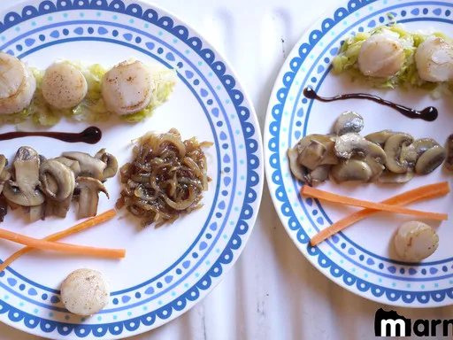 Poêlée de Saint-Jacques sur son lit de poireaux avec ses oignons caramélisés et ses champignons