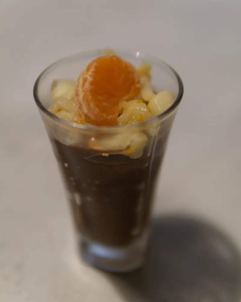 Verrine de pomme et ses fruits sur lit de mousse au chocolat noir