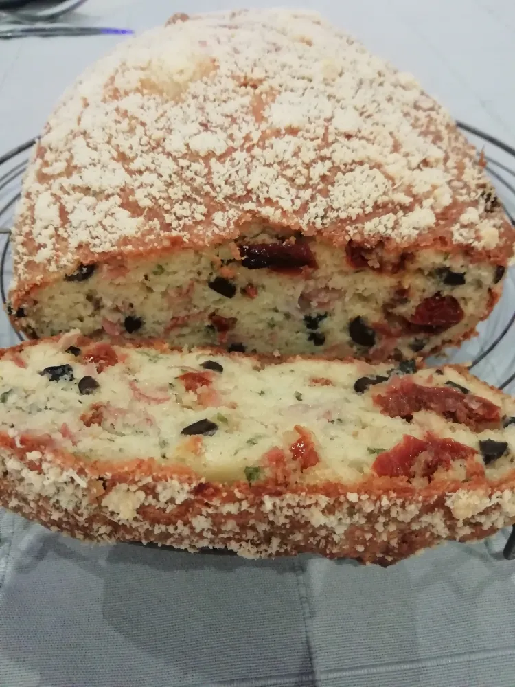 Cake méditerranéen gratiné au parmesan et à la coppa