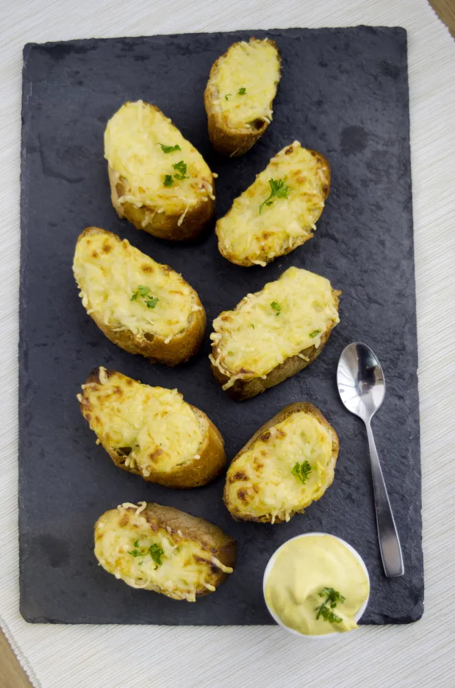 Tartines grillés à la moutarde et au gruyère