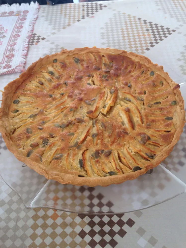 Tarte aux pommes, pignons et noisette