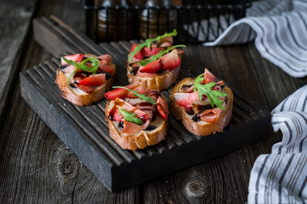 Tartines fraises, jambon cru et vinaigre balsamique