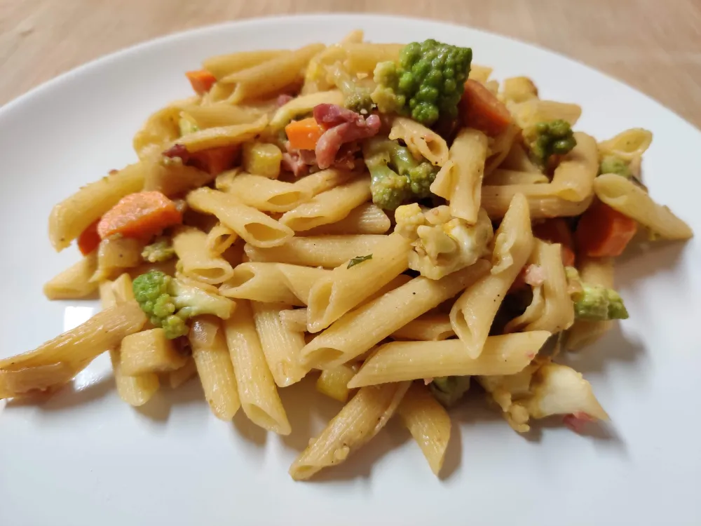 Pâtes aux petits légumes et lardons, au wok