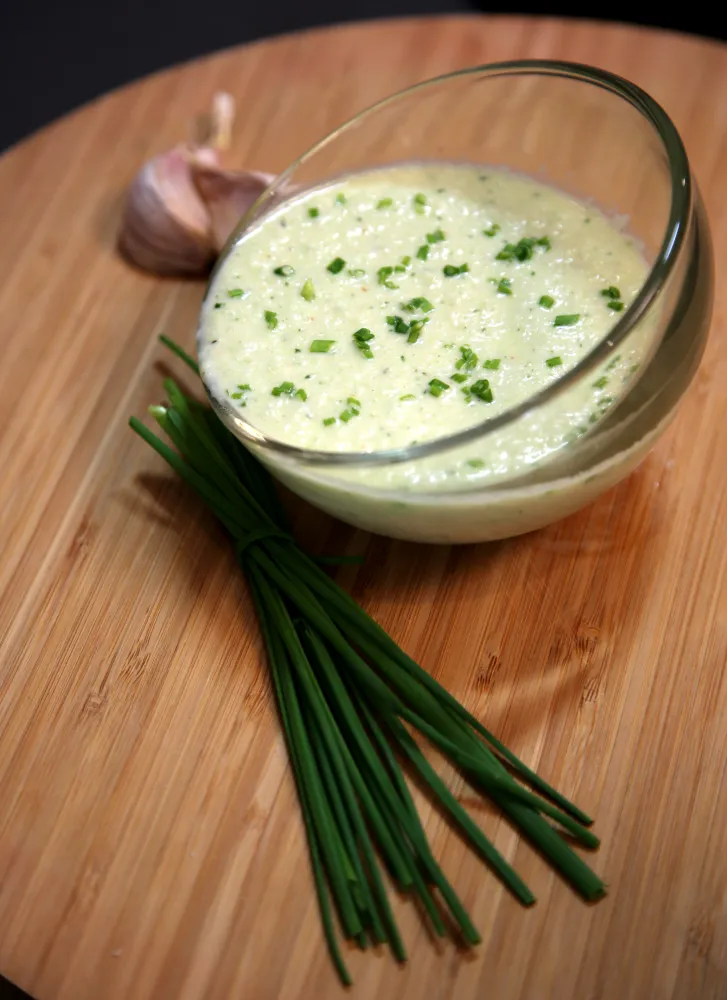 Soupe glacée de concombre et houmous