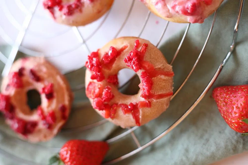 Donuts vanille-fraise au four (recette végétale)