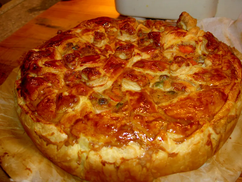 Tourte au poulet, petit pois et carottes