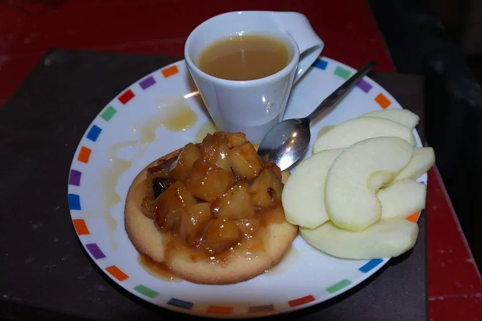 Pommes fondantes au caramel au beurre salé sur palet breton