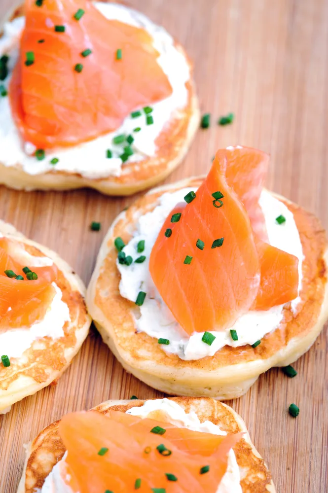 Blinis au saumon fumé sous son lit de neige