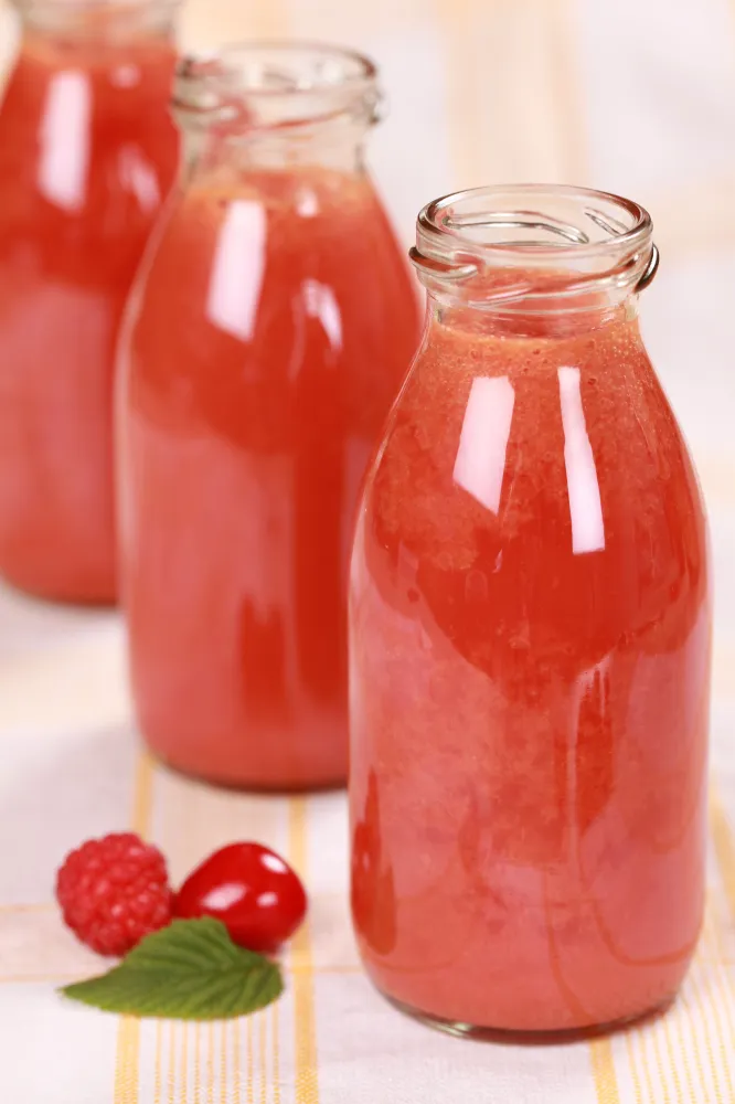 Smoothies pomme banane coulis de framboises