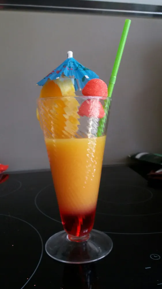 Cocktail sans alcool (orange, sirop de grenadine, jus dorange, fraises Tagada)