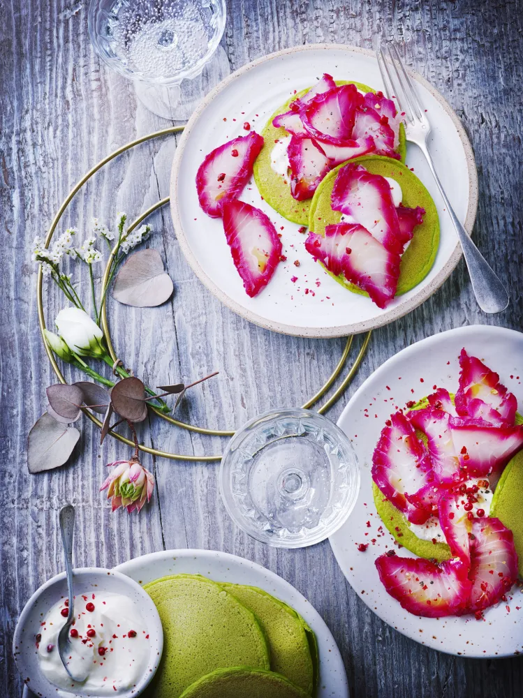 Gravlax de cabillaud, blinis verts