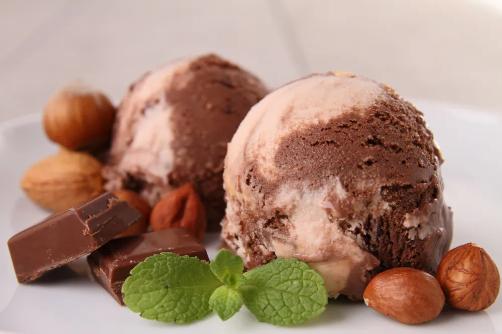 Glace au chocolat, caramel et noisettes