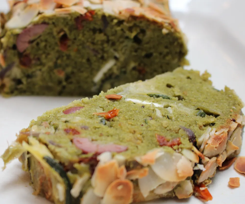 Cake salé au kale et moringa