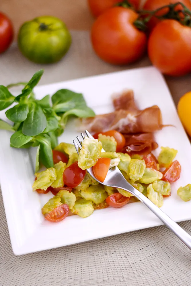 Salade croquante de ravioles et jambon de parme