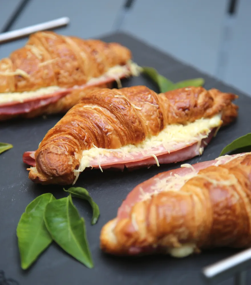 Croissant au jambon fromage