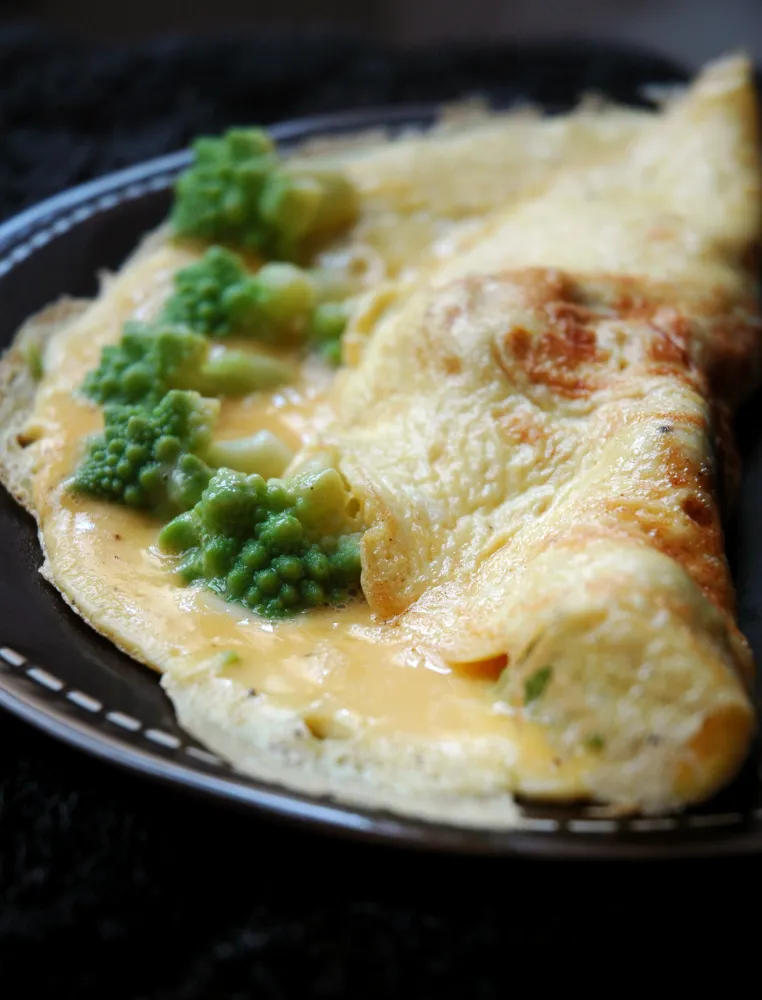 Omelette tendre et croquante (au chou romanesco)