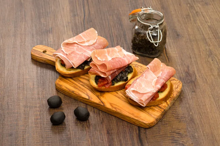 Toasts de tapenade au jambon cru