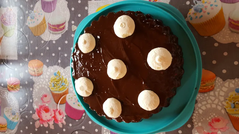 Génoise à la crème pâtissière nappé au chocolat et ses meringues