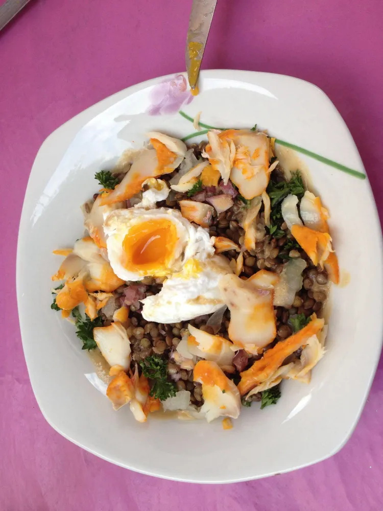 Salade de lentilles aux œufs pochés et au haddock