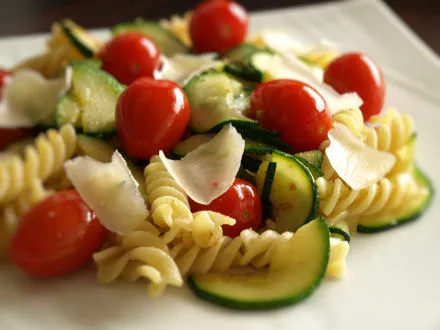 Pâtes courgette tomate et ricotta